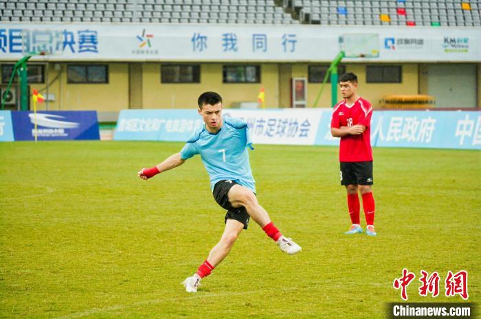 新疆00后单臂少年凯赛尔·哈斯木江：以足球为翼