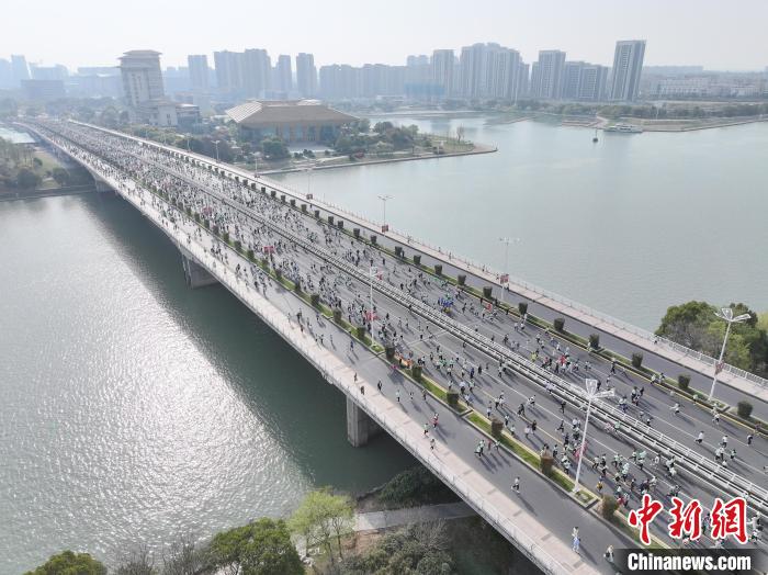 2025扬州鉴真半程马拉松肯尼亚选手包揽男女冠军