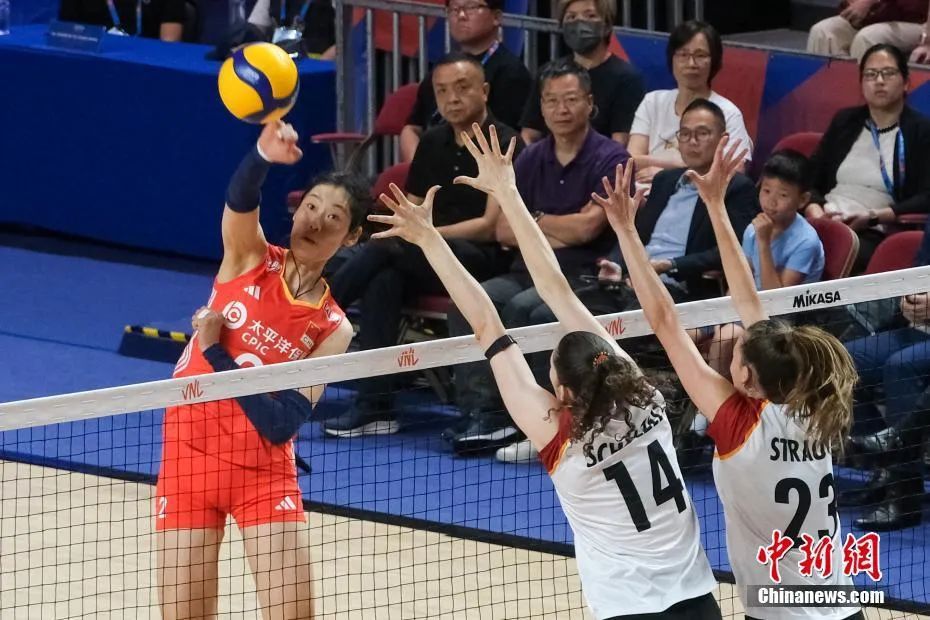 中国女排3-0力克波兰晋级总决赛 朱婷回归助阵战