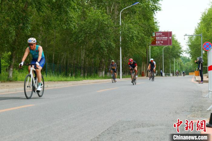 查干湖湿地铁人三项赛事开赛 400余名选手角逐自