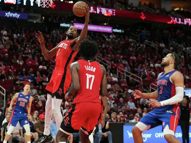 活塞核心康宁汉姆确诊气胸，季后赛前景蒙阴影