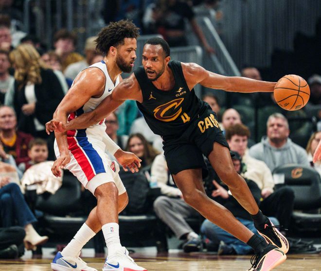 活塞核心康宁汉姆确诊气胸，季后赛前景蒙阴影