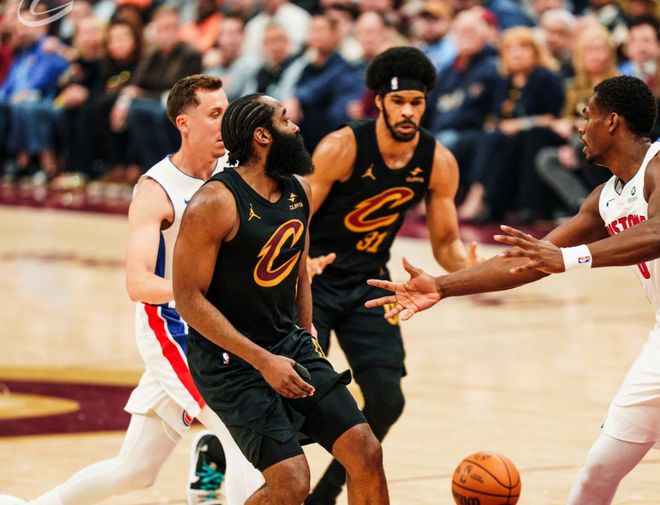 活塞核心康宁汉姆确诊气胸，季后赛前景蒙阴影