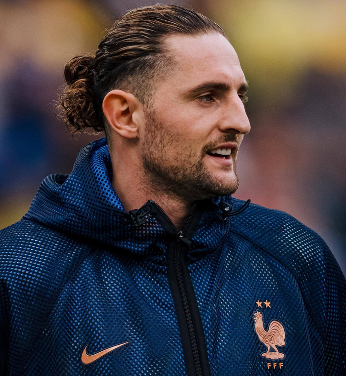 拉比奥特膝盖撞击无大碍 国家队训练调整引关注