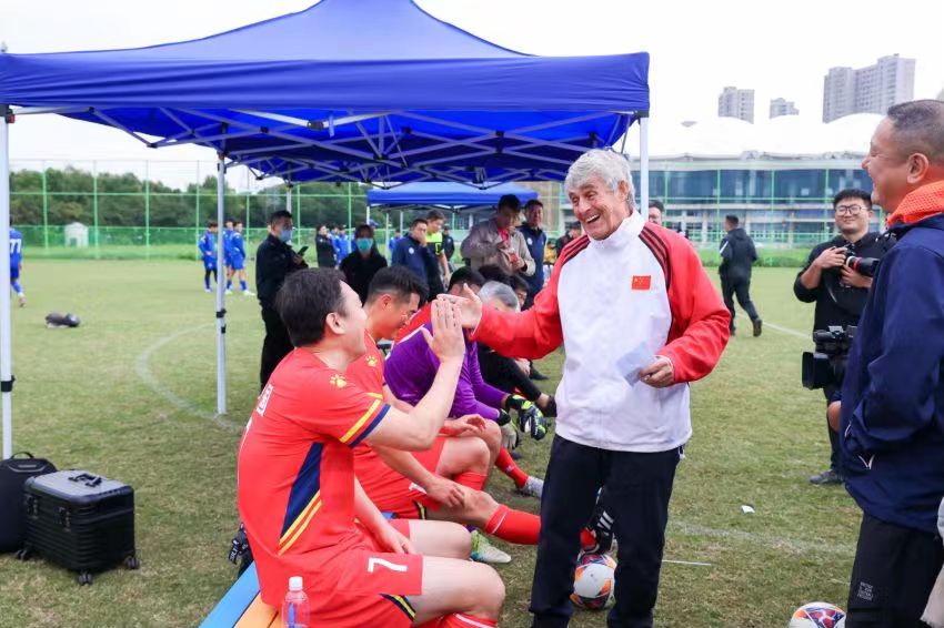 米卢现身昆山上海纪念国足世界杯20周年活动