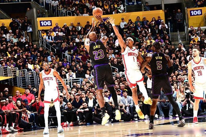 NBA季后赛第二轮多队1-1平 骑士雷霆成黑马